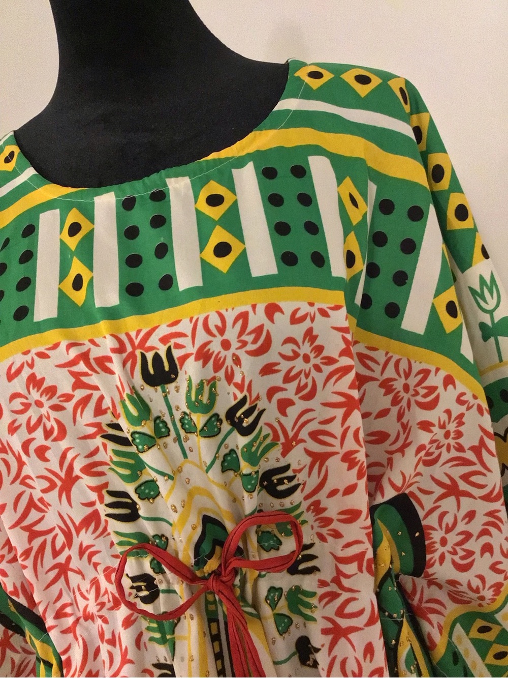 CALIFORNIA WOMAN Women’s Kaftan with Green/Red/Yellow Design and Glitter